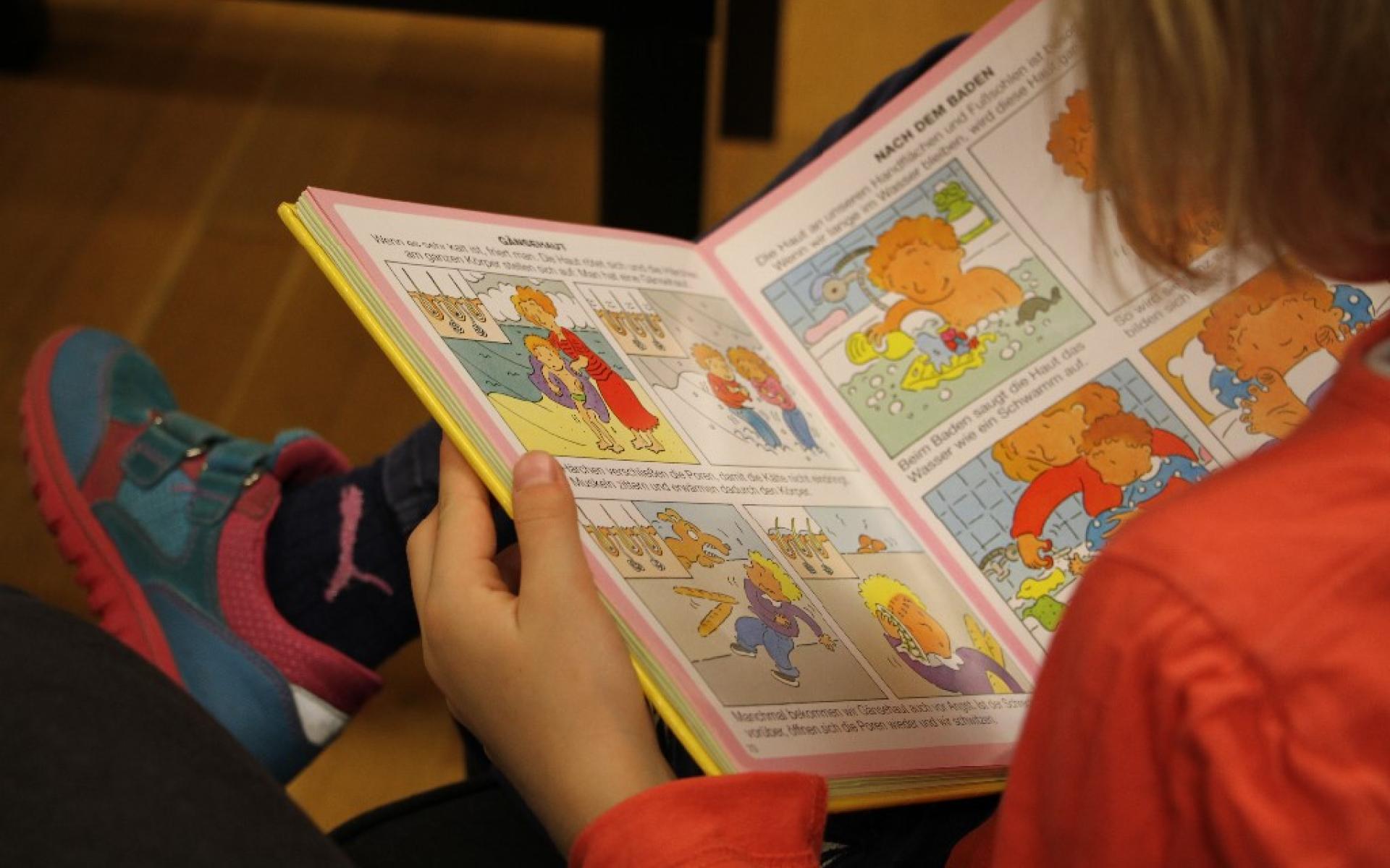 Kind liest ein Buch